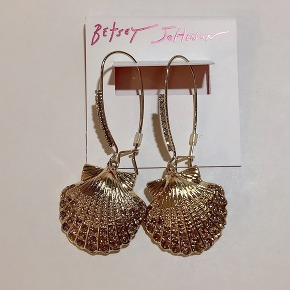 🔹️ Betsey Johnson🔹️ Mermaid Jewels Sea Shell Drop Shepherd Hook  Earrings ✨️ - Picture 3 of 5